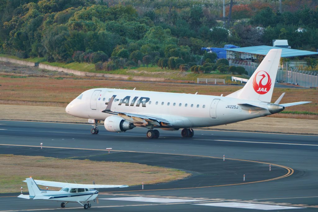 仙台空港で小型飛行機とJ-AIR